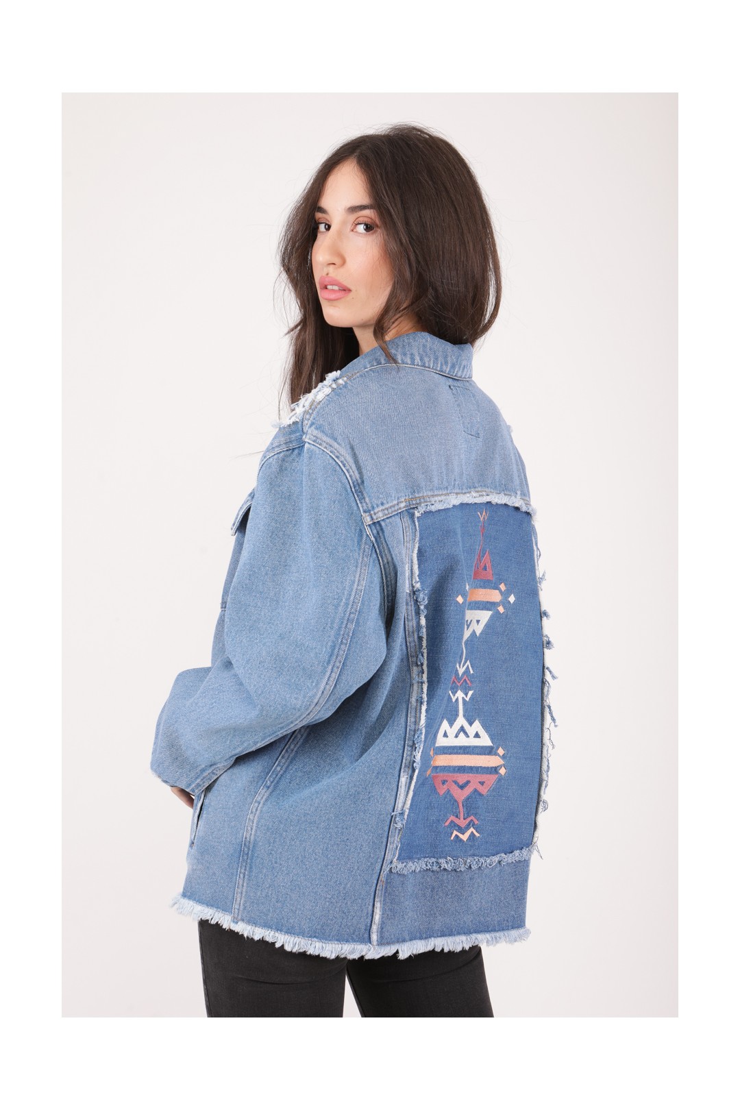 VESTE JEAN AVEC UNE BRODERIE COLOR E